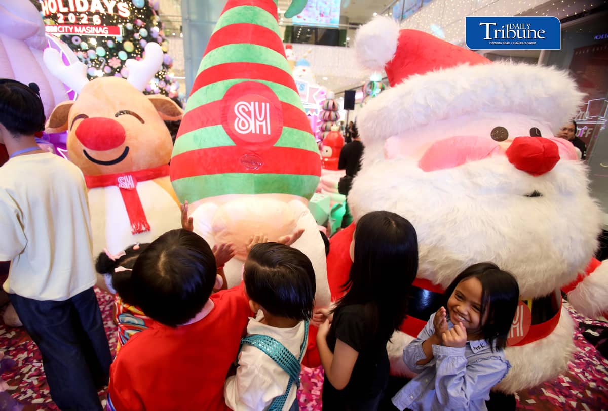 (October 22 2026) Parents with their kids in colorful costumes interact with Sant Claus and other mascots as they enjoy the candy-inspired holiday decorations and pastel-colored Christmas tree during the Macy’s Holiday Candyland Christmas launch at SM City Masinag in Antipolo, Rizal on Wednesday night, October 21 2026. Photo/Analy Labor