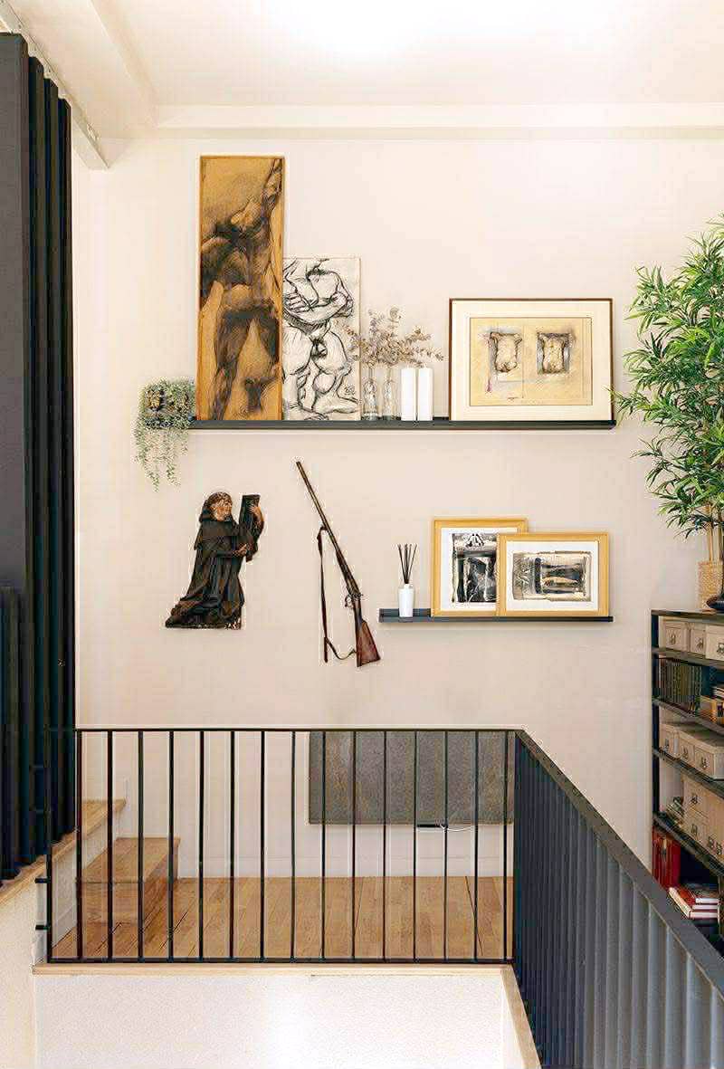THE narrow alleyway featuring works by ELG’s artist cousin Wayne Lacson Forte and French paintings by Hastaire.