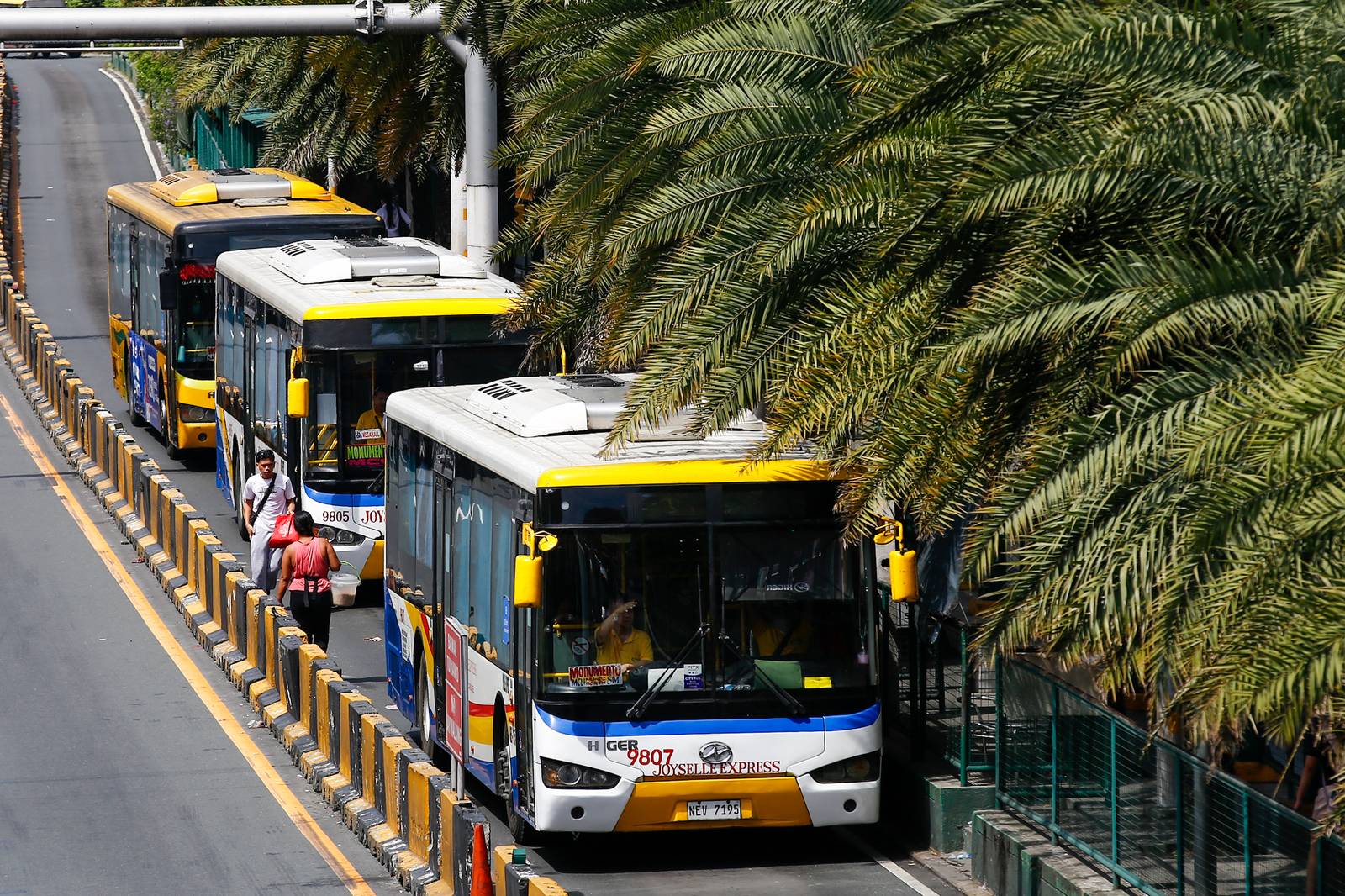 Commuters ride the EDSA Bus Carousel at the EDSA Pasay Northbound Station on 22 October 2026. The Department of Transportation (DOTr) has ordered EDSA Busway operators to retrofit their buses with left-side passenger doors within six months and implement cashless fare payments by December. The automated fare collection system (AFCS) is intended to provide commuters with more convenient payment options and speed up fare transactions.