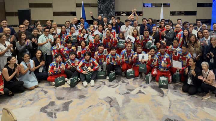 Nagoya medalists get latest iPhones