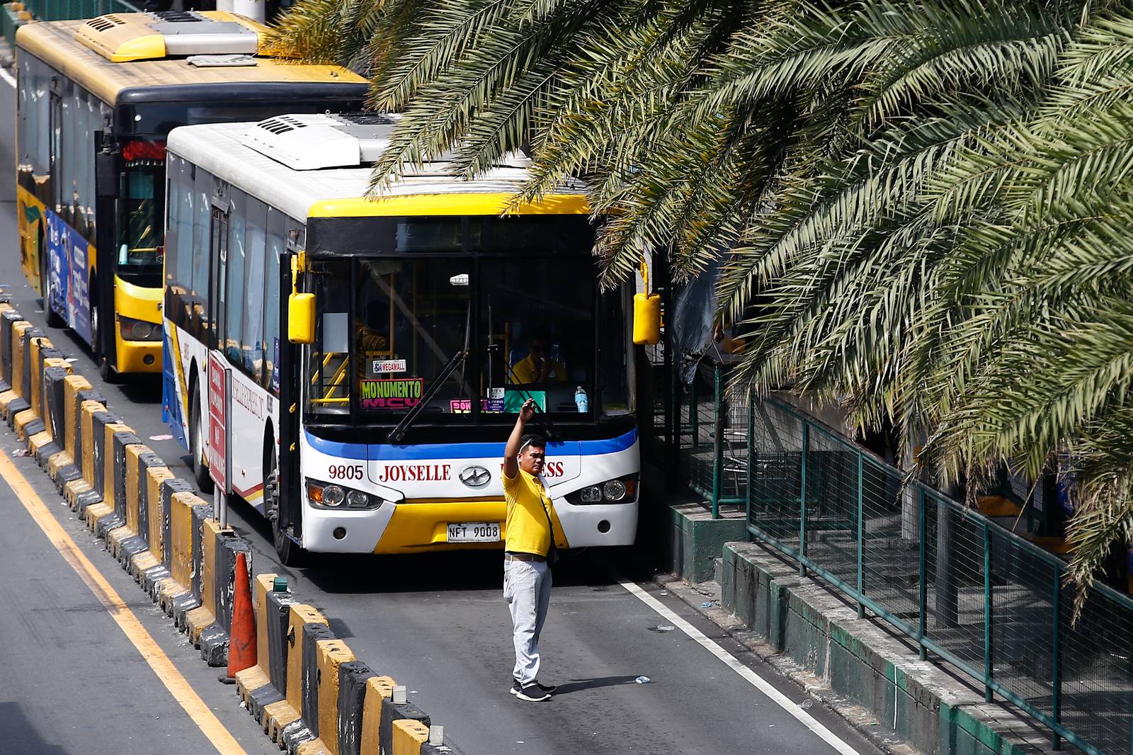 Commuters ride the EDSA Bus Carousel at the EDSA Pasay Northbound Station on 22 October 2026. The Department of Transportation (DOTr) has ordered EDSA Busway operators to retrofit their buses with left-side passenger doors within six months and implement cashless fare payments by December. The automated fare collection system (AFCS) is intended to provide commuters with more convenient payment options and speed up fare transactions.