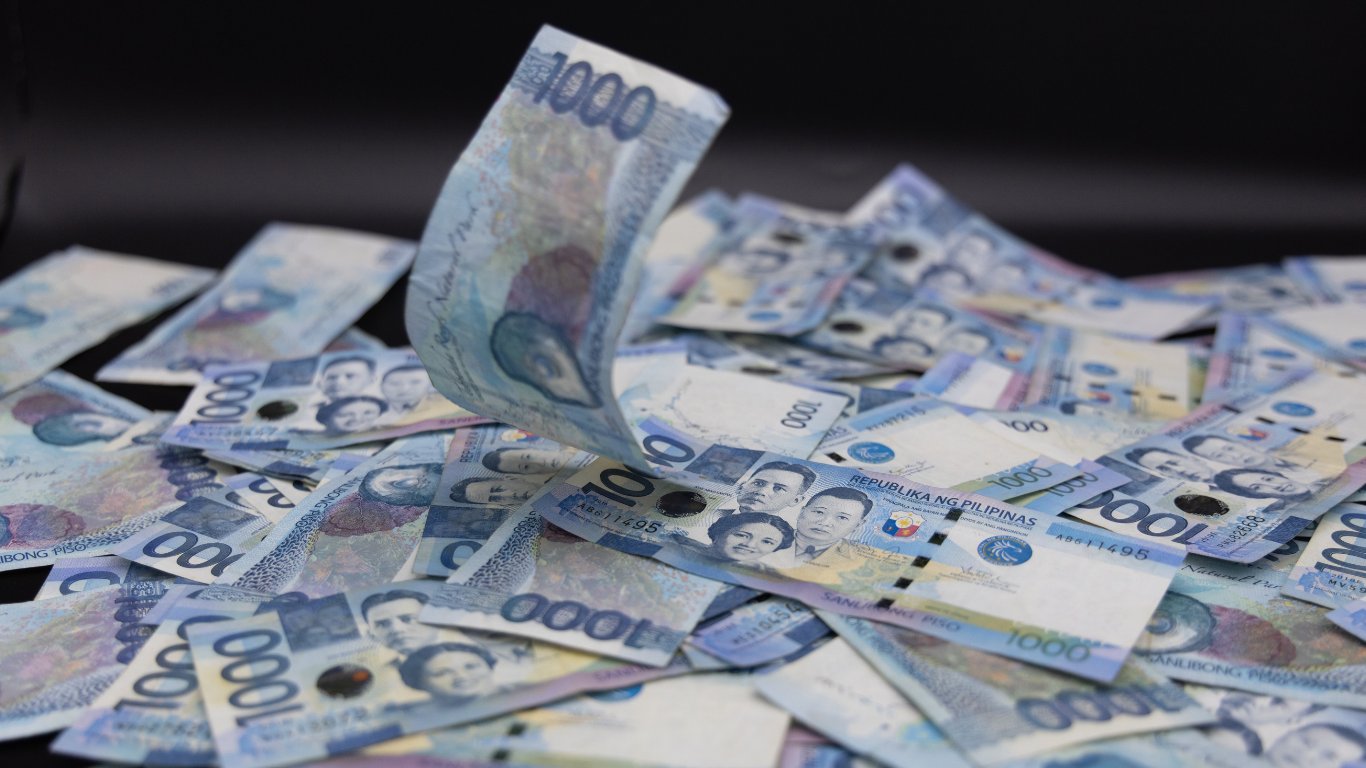 Peso hits third straight record-low close as PSEi falls