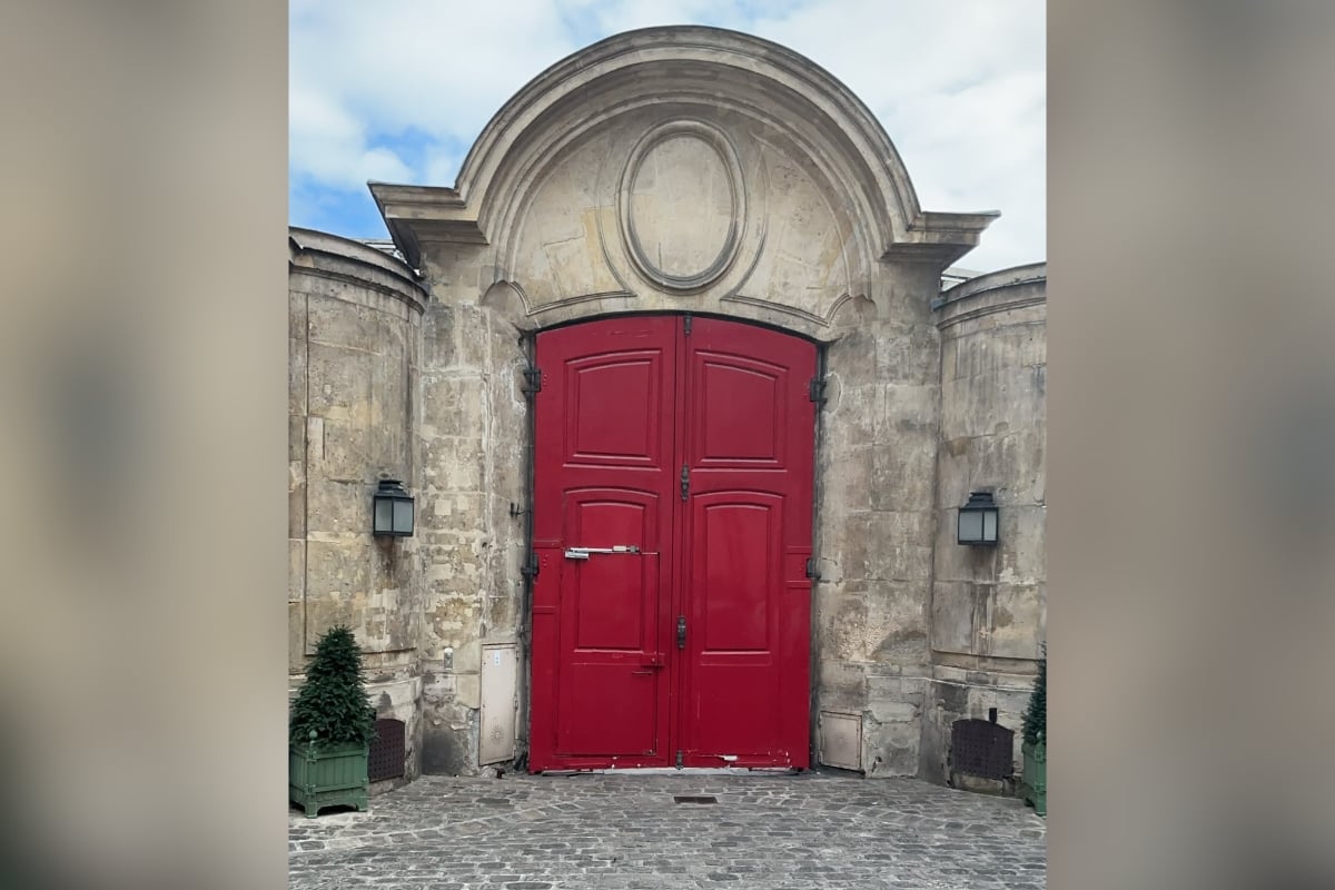 ‘Derrière la porte rouge dans le Marais (Behind the Red Door)’