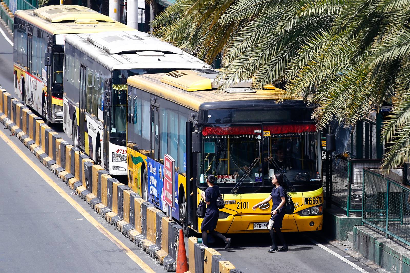 Commuters ride the EDSA Bus Carousel at the EDSA Pasay Northbound Station on 22 October 2026. The Department of Transportation (DOTr) has ordered EDSA Busway operators to retrofit their buses with left-side passenger doors within six months and implement cashless fare payments by December. The automated fare collection system (AFCS) is intended to provide commuters with more convenient payment options and speed up fare transactions.