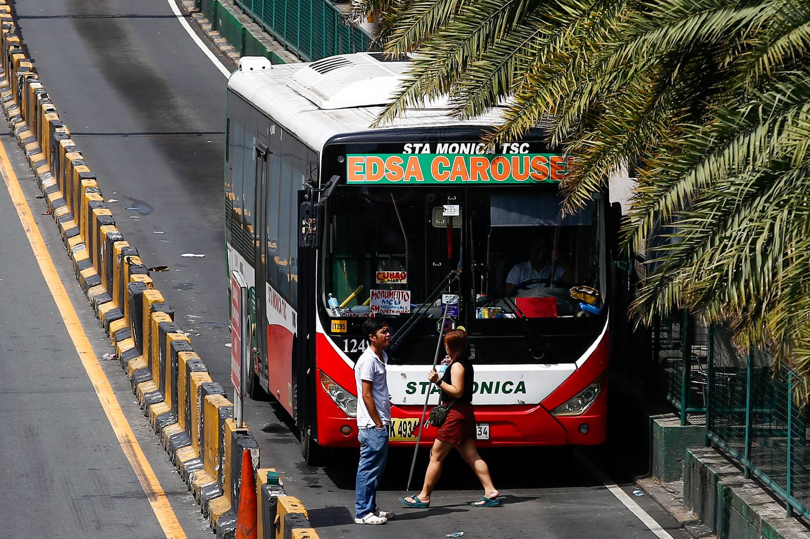 Commuters ride the EDSA Bus Carousel at the EDSA Pasay Northbound Station on 22 October 2026. The Department of Transportation (DOTr) has ordered EDSA Busway operators to retrofit their buses with left-side passenger doors within six months and implement cashless fare payments by December. The automated fare collection system (AFCS) is intended to provide commuters with more convenient payment options and speed up fare transactions.