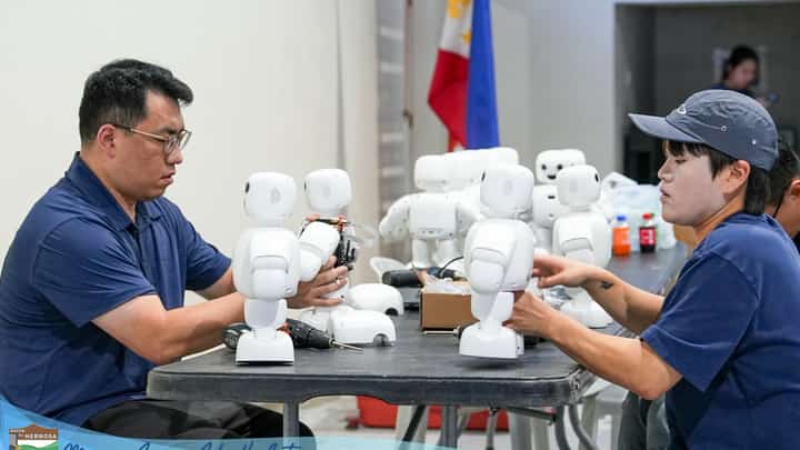 Korean investor turns over AI-powered robot to Hermosa
