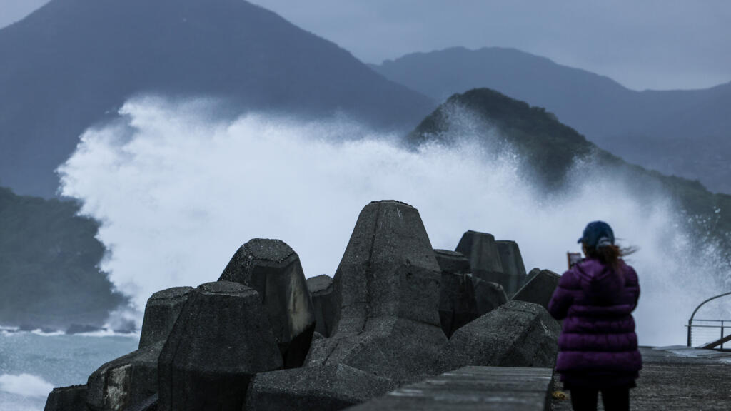 Typhoon Champi shuts down much of Taiwan