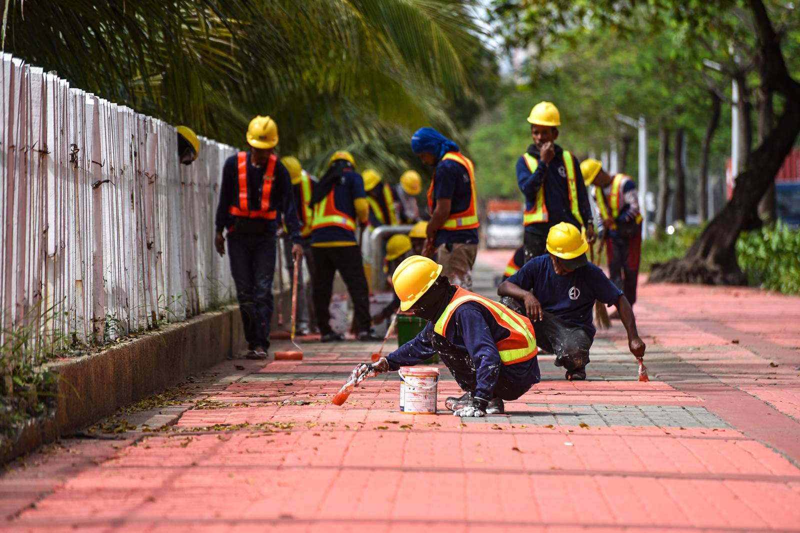 Workers repaint sidewalks along Roxas Boulevard in Manila as part of preparations for the upcoming ASEAN Summit on October 23. l Zedrich Xylak Madrid