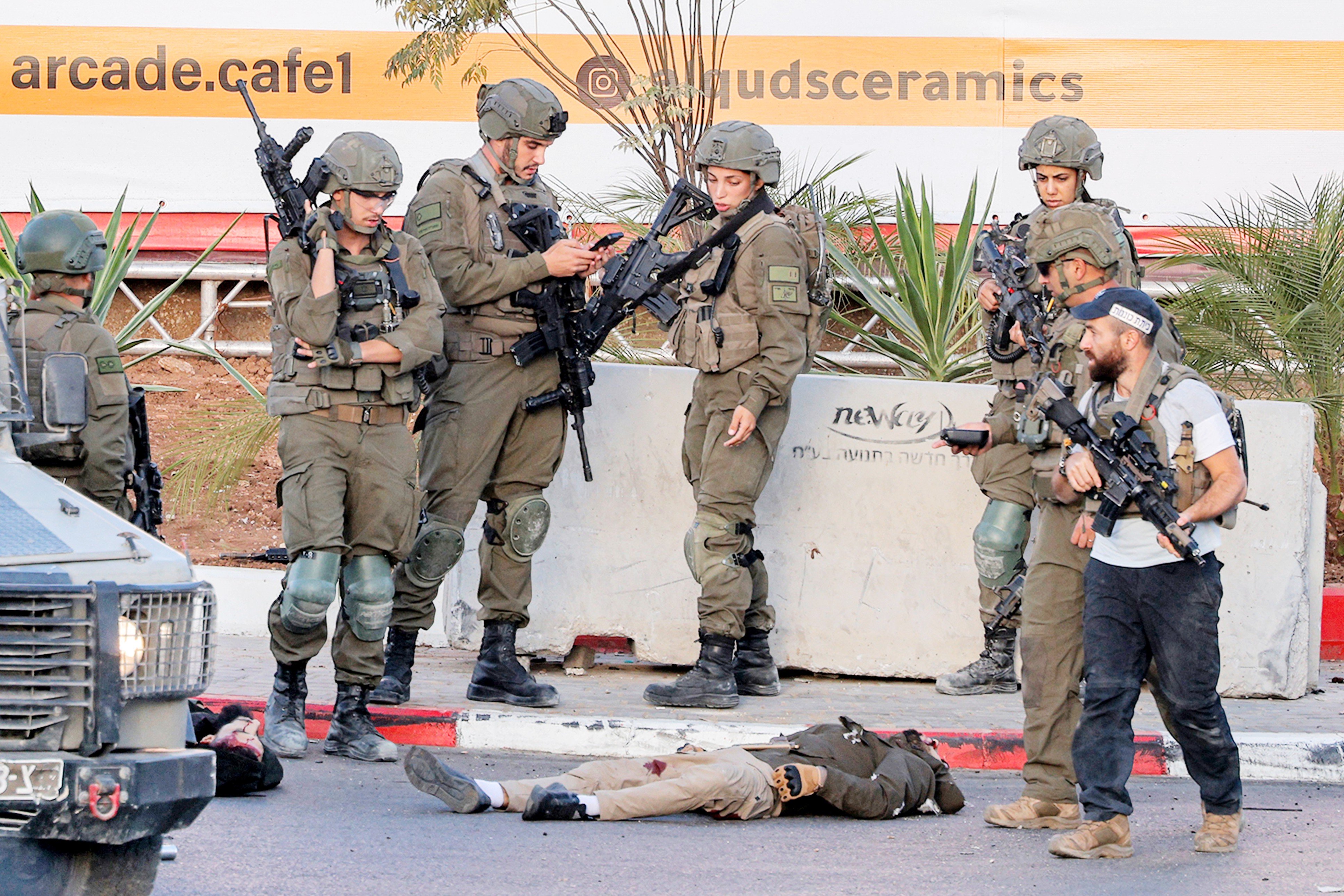 West Bank gunfight wounds 5, 2 Palestinians dead 