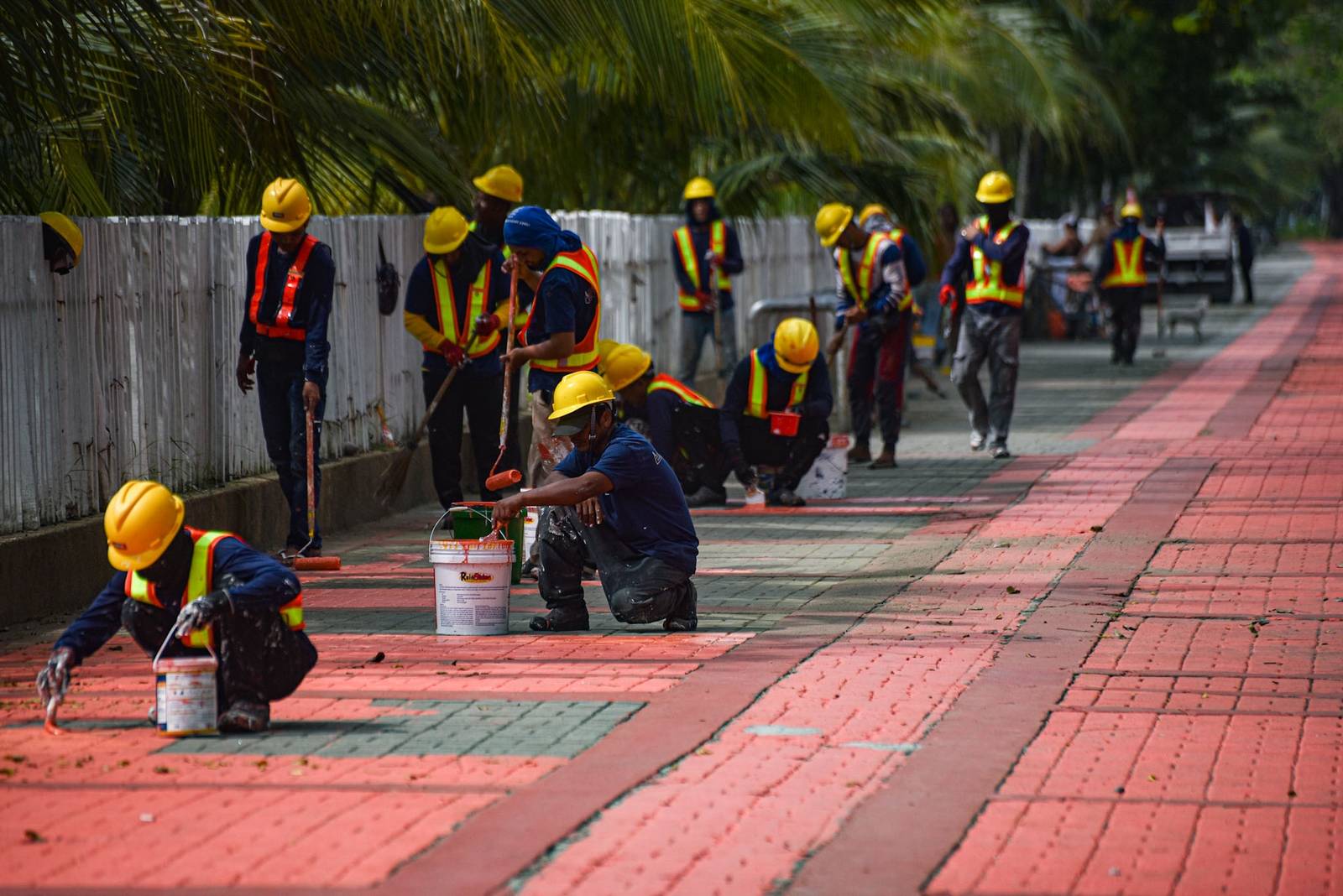 Workers repaint sidewalks along Roxas Boulevard in Manila as part of preparations for the upcoming ASEAN Summit on October 23. l Zedrich Xylak Madrid