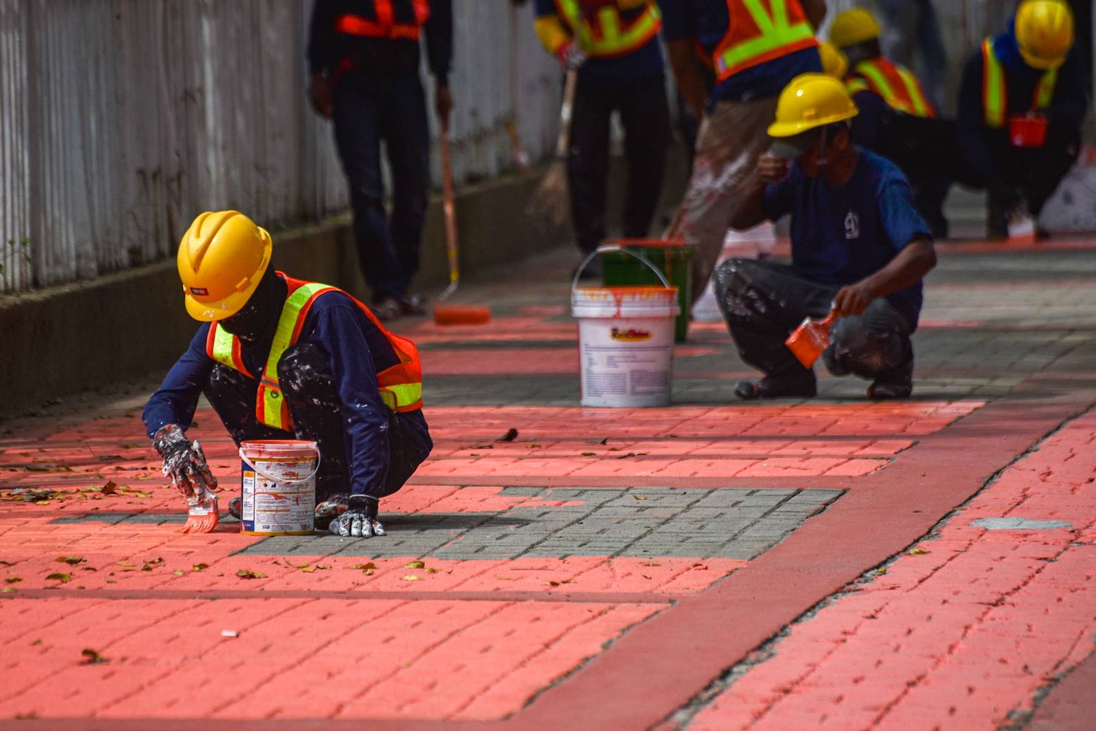 Workers repaint sidewalks along Roxas Boulevard in Manila as part of preparations for the upcoming ASEAN Summit on October 23. l Zedrich Xylak Madrid