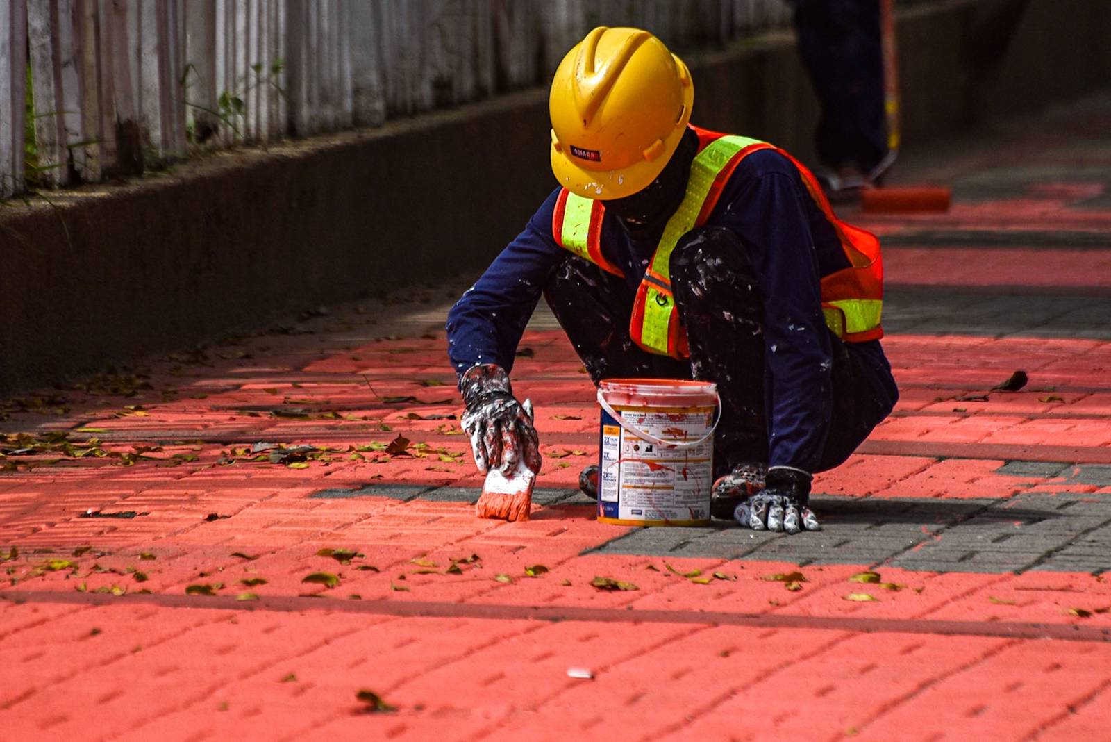 Workers repaint sidewalks along Roxas Boulevard in Manila as part of preparations for the upcoming ASEAN Summit on October 23. l Zedrich Xylak Madrid