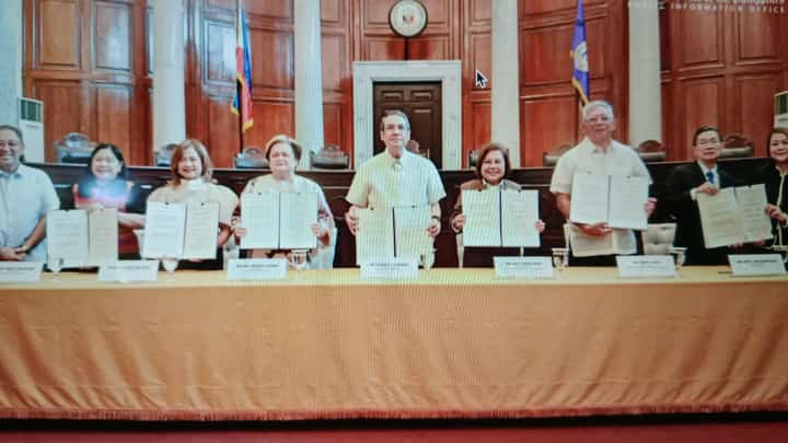 Chief Justice Alexander G. Gesmundo (center) leads the Supreme Court (SC) during the ceremonial signing of the Memorandum of Agreement establishing a centralized repository of foreign laws on divorce and nullity or annulment of marriage between the SC Committee on Family Courts and Juvenile Concerns (CFCJC), Office of the Court Administrator, and the Department of Foreign Affairs (DFA) at the SC En Banc Session Hall in Manila on October 21, 2026. With him are: (from right) Court of Appeals
Associate Justice Emily L. San Gaspar-Gito, Chairperson of the Sub-Technical Working Group on the Concerns of Overseas Filipino Workers Regarding the Recognition of Foreign Divorce Decrees/Reports; SC Associate Justice Jhosep Y. Lopez, CFCJC Co-Chairperson; SC Associate Justice Alfredo Benjamin S. Caguioa; SC Associate Justice Amy C. Lazaro-Javier, CFCJC Co- Chairperson; Secretary of Foreign Affairs Ma. Theresa P. Lazaro; Court Administrator Ma. Theresa Dolores C. Gomez-Estoesta;
DFA Undersecretary Maria Theresa B. Dizon-de Vega; and SC Associate Justice Henri Jean Paul B. Inting.
Courtesy, SC PIO