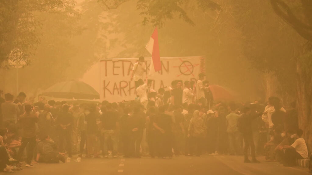 Students protest haze