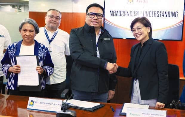PAG-IBIG Fund and Ayala Land Inc.’s Avida and Amaia seal an MOU to expand housing opportunities under the Expanded 4PH Program, witnessed by Secretary Aliling and ALI President Meean Dy.