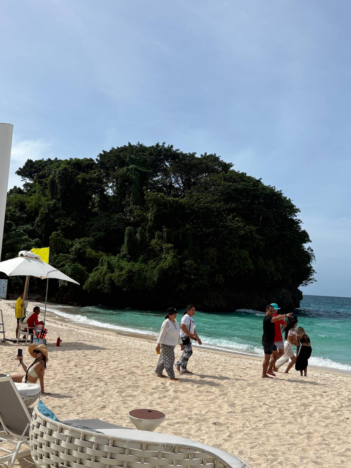 THE perfect vibe Beachgoers head to the shore 
on a Friday morning to escape Boracay’s scorching heat.