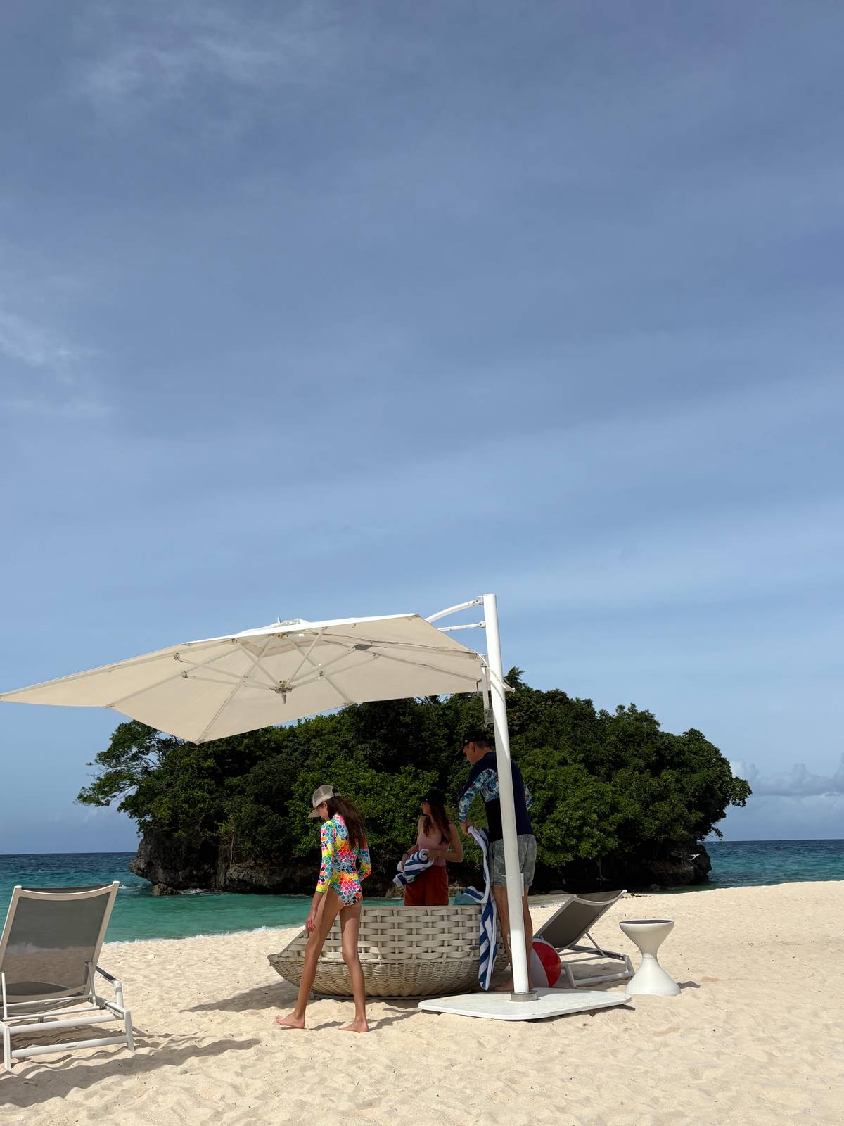 DYNAMIC fun with the family A family of three settles in by the beach front at Crimson Resort and Spa Boracay.
