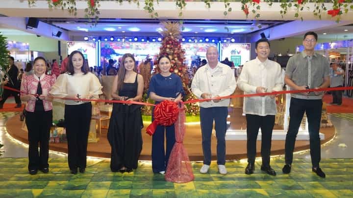 DTI Assistant Secretary Nylah Rizza Bautista; Chef Heny Sison (founder and owner, Heny Sison Culinary School); Happy Ongpauco Tiu (founder and owner, Happy Concept Group); DTI Secretary Cristina A. Roque; Robert Trotta (president and CEO, Max’s Group Inc.), Eric Thomas Dee (COO, FooDee Global Concepts); and Angelo Comsti (food author and entrepreneur).