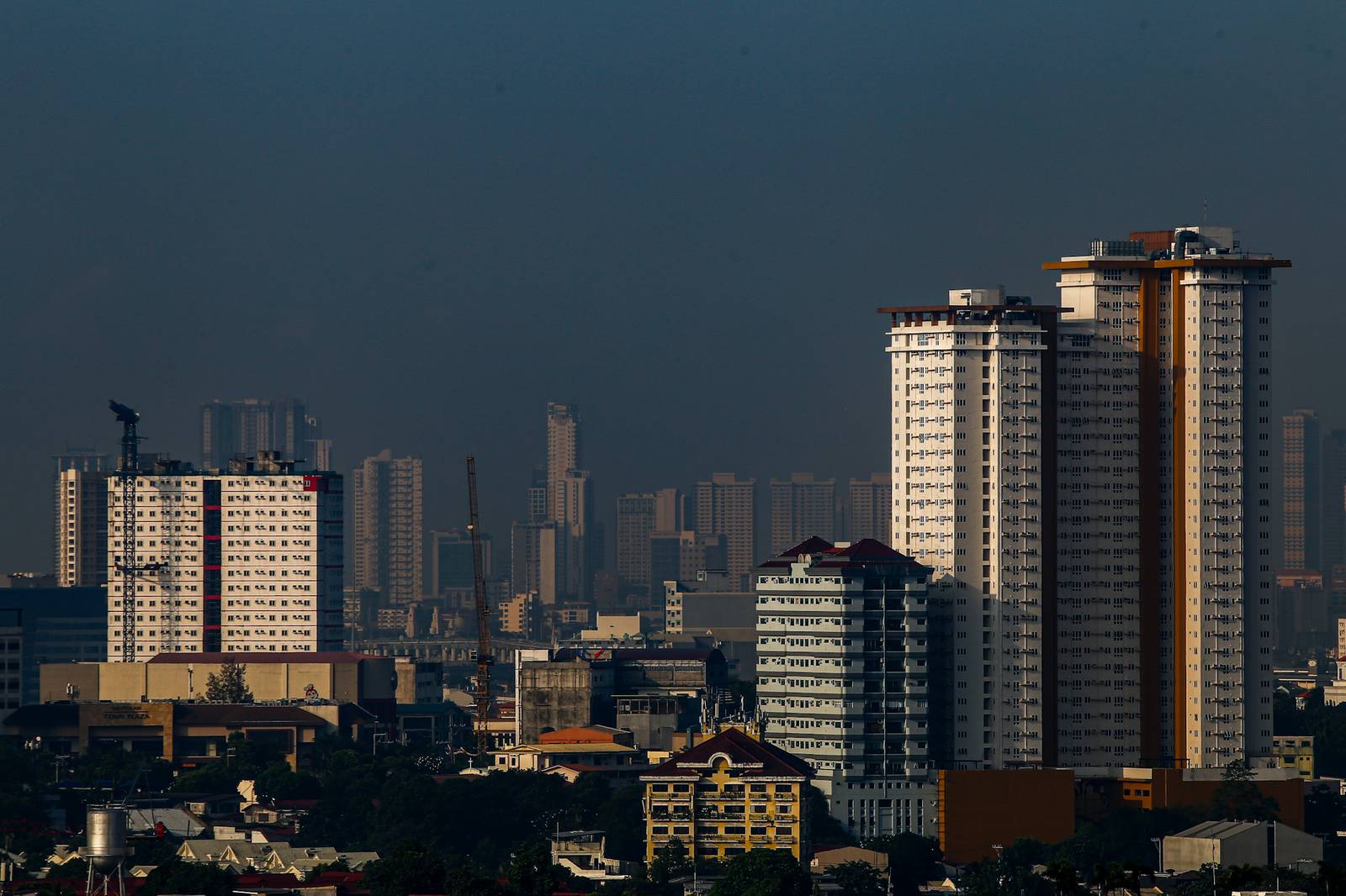 Morning haze shrouds Metro Manila’s skyline in this photo taken on 25 October 2026. Health experts warn that haze can irritate the eyes and airways and worsen existing respiratory conditions.