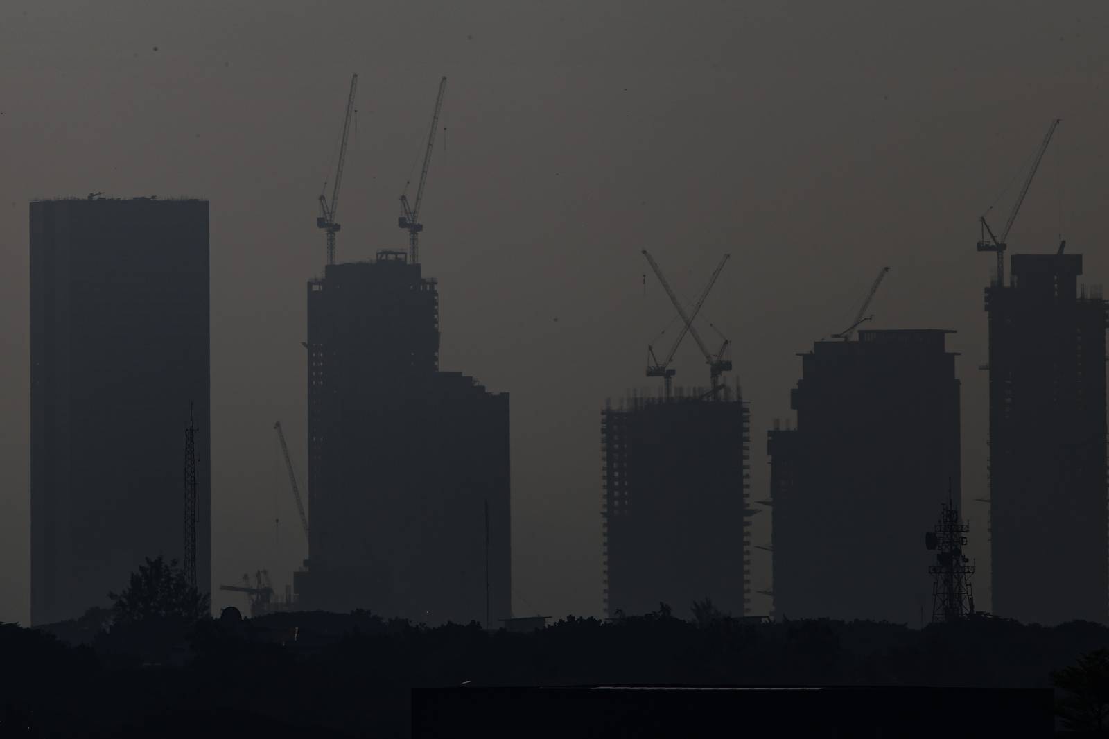 Morning haze shrouds Metro Manila’s skyline in this photo taken on 25 October 2026. Health experts warn that haze can irritate the eyes and airways and worsen existing respiratory conditions.
