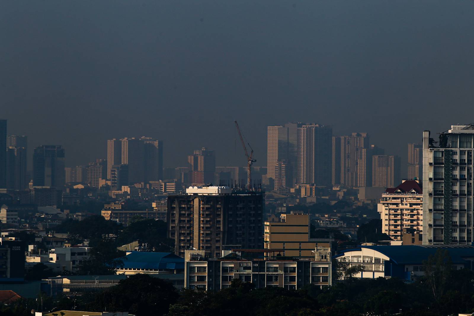 Morning haze shrouds Metro Manila’s skyline in this photo taken on 25 October 2026. Health experts warn that haze can irritate the eyes and airways and worsen existing respiratory conditions.