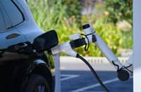 GEELY’s new Smart Charging technology uses artificial intelligence to manage battery temperature and power delivery during fast charging.
