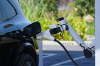 GEELY’s new Smart Charging technology uses artificial intelligence to manage battery temperature and power delivery during fast charging.
