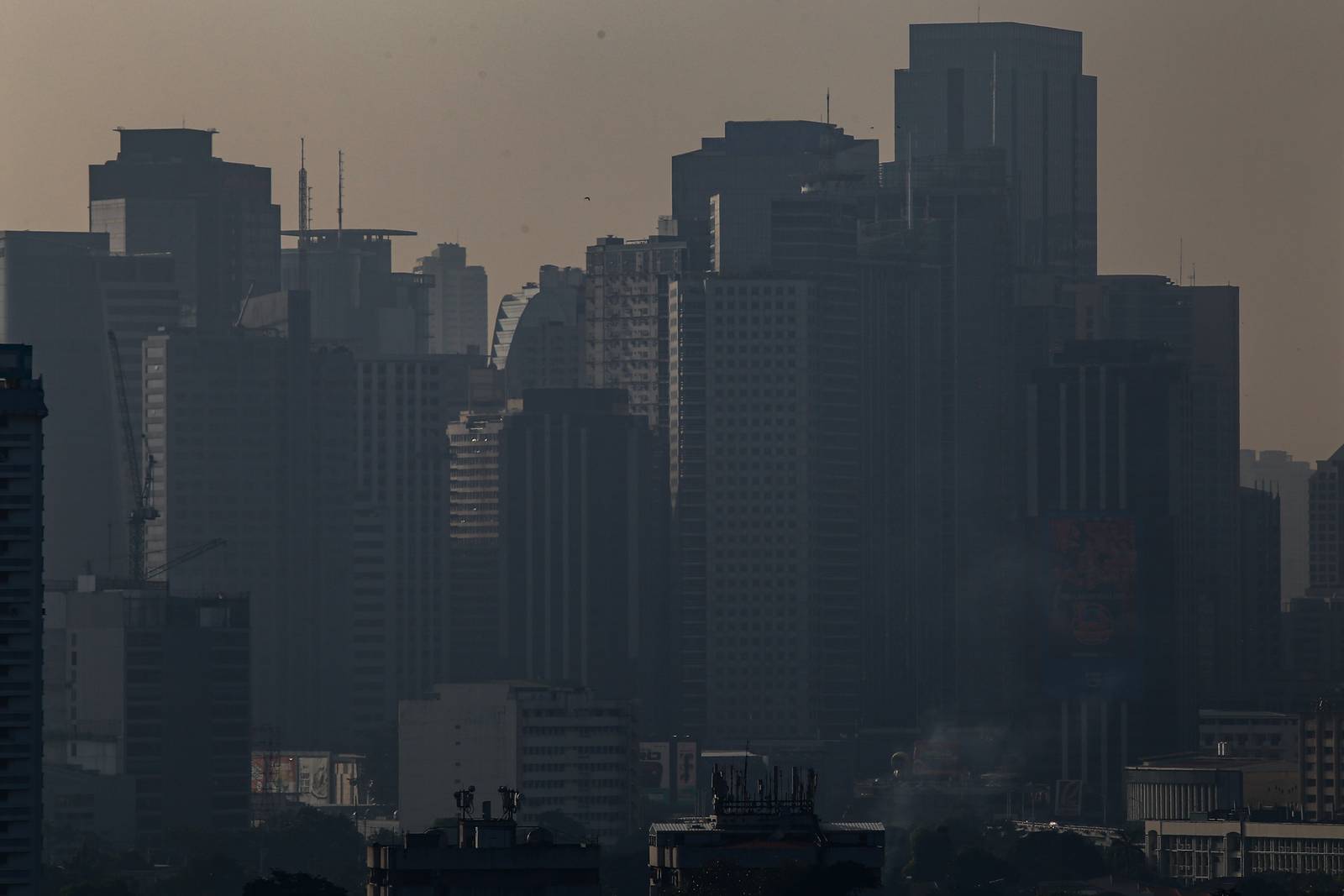 Morning haze shrouds Metro Manila’s skyline in this photo taken on 25 October 2026. Health experts warn that haze can irritate the eyes and airways and worsen existing respiratory conditions.