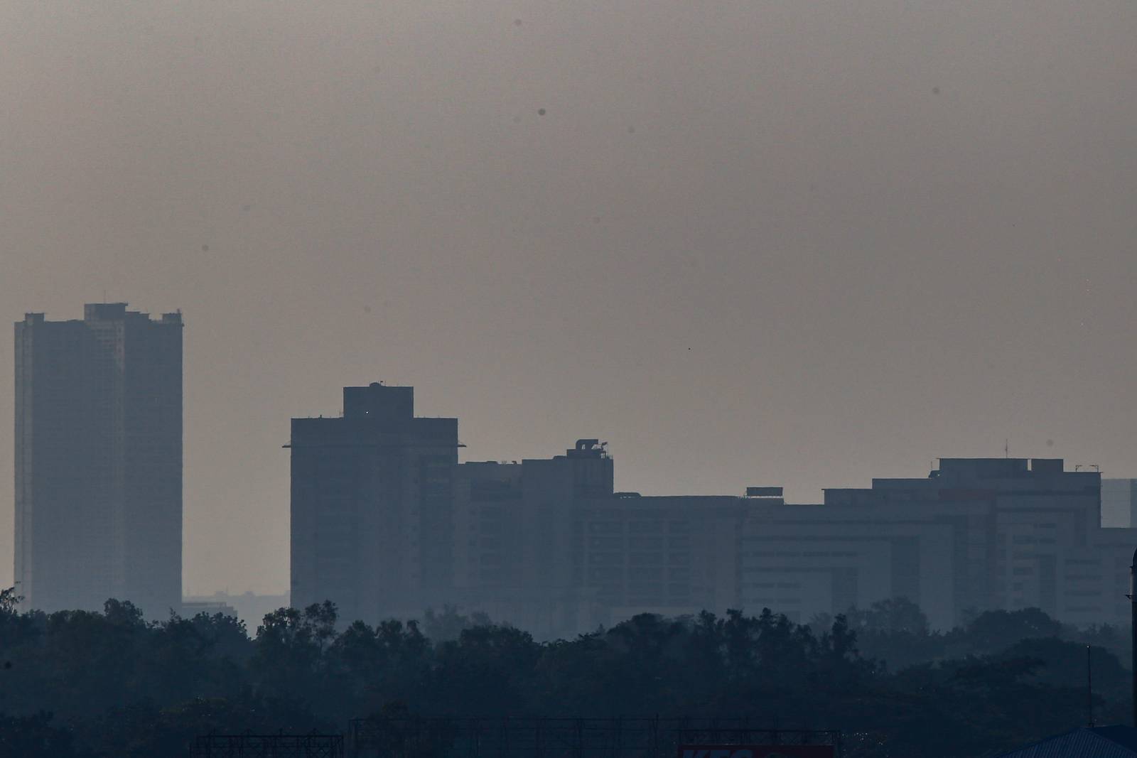 Morning haze shrouds Metro Manila’s skyline in this photo taken on 25 October 2026. Health experts warn that haze can irritate the eyes and airways and worsen existing respiratory conditions.