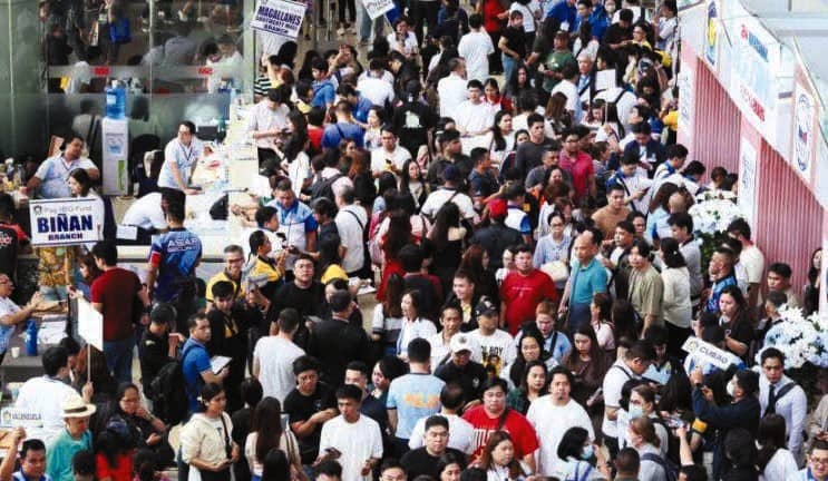 EXHIBITION halls at the SMX Convention Center attract a sea of
prospective homebuyers during the two-day Expo.