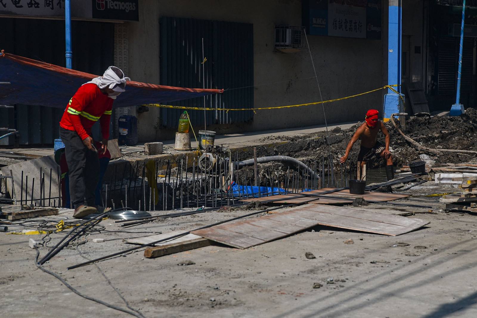 Workers are seen working an ongoing improvement drainage system along Yuchengco St. in Manila on October 25. l Zedrich Xylak Madrid