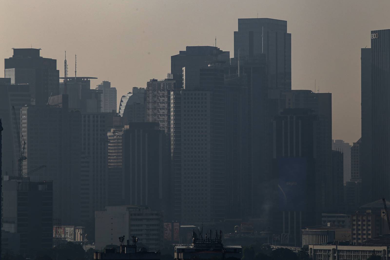 Morning haze shrouds Metro Manila’s skyline in this photo taken on 25 October 2026. Health experts warn that haze can irritate the eyes and airways and worsen existing respiratory conditions.