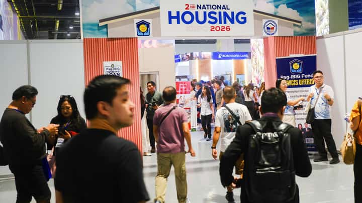 SPEARHEADED by DHSUD and Pag-IBIG Fund, the 2026 Housing Expo at SMX, Pasay City on 19 to 20 October 2026 gathered 80 property developers showcasing over 50,000 housing options including house-and-lot packages and condominium units available at subsidized financing rates under the government’s Expanded Pambansang Pabahay para sa Pilipino. The expo drew over 30,000 attendees, generated 42,428 housing inquiries, and produced 1,175 property reservations roughly translating to P2.2 billion in housing loans.