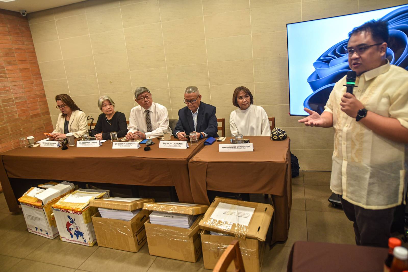 A group of doctors calls on the Professional Regulation Commission (PRC) to investigate Dr. Anthony 'Tony' Leachon over alleged violations of professional ethics stemming from his public statements on the 2017 Dengvaxia vaccine controversy during a press conference in Intramuros, Manila, on October 26.

The group urged the commission to conduct a fair and impartial review based on scientific evidence and documented facts. l Zedrich Xylak Madrid