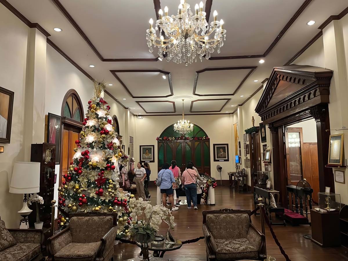 CHANDELIERS, heirloom furnishings and family portraits preserve the sala’s 
old-world elegance.
