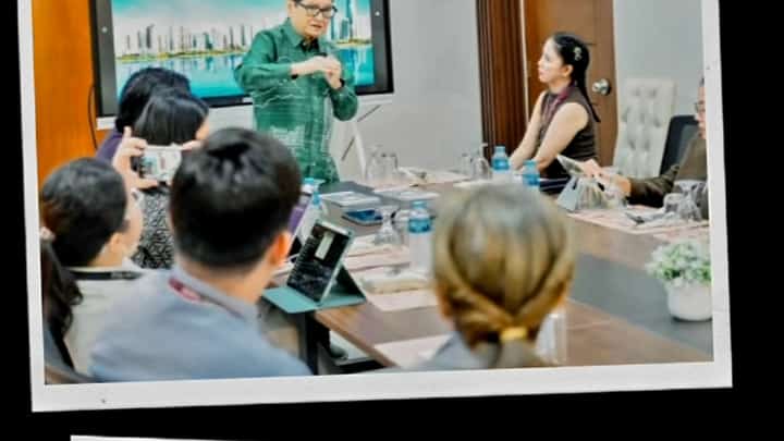 Renowned architect and urban planner Felino "Jun" Palafox Jr. presents his team's insights during a consultation with San Fernando, Pampanga Mayor Vilma Balle-Caluag and city officials today, October 26. The meeting focused on integrating sound urban planning with flood mitigation strategies to build a more resilient capital city.