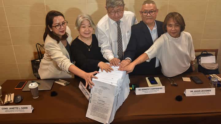 A group of doctors calls on the Professional Regulation Commission (PRC) to investigate Dr. Anthony 'Tony' Leachon over alleged violations of professional ethics stemming from his public statements on the 2017 Dengvaxia vaccine controversy during a press conference in Intramuros, Manila, on October 26.
The group urged the commission to conduct a fair and impartial review based on scientific evidence and documented facts. l Zedrich Xylak Madrid