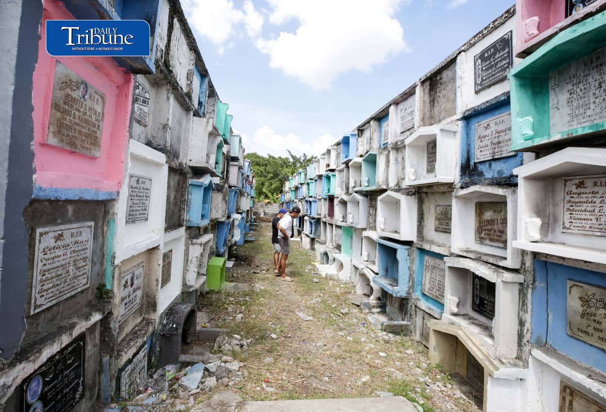 (October 27 2026)  Individuals began to visit and clean the tombs or their departed loved ones to avoid crowded during the  All Saints’ Day and All Souls’ Day celebration at Karuhatan Public Cemetery in Valenzuela City on Tuesday, October 27, 2026. Photo/Analy Labor