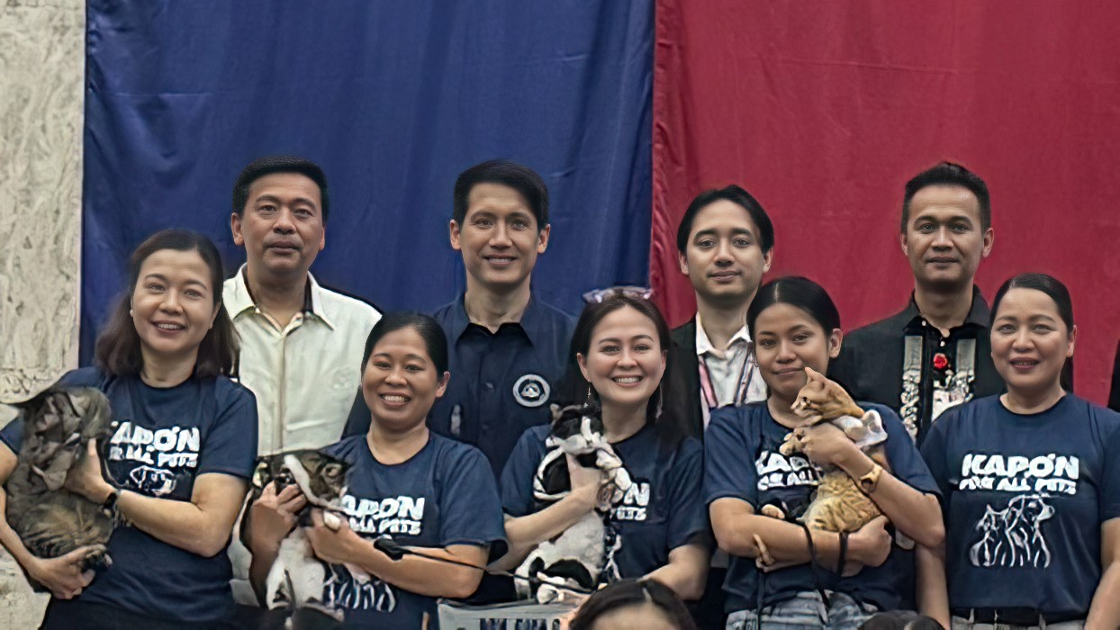 ANIMAL welfare advocates with principal authors of the ordinance standing From (left) Philippine Animal Welfare Society (PAWS)  executive director Anna Cabrera;  behind her in white barong Councilor Joseph Juico, Councilor Vito Generoso, QC Vice Mayor Gian Sotto and Dr. Henry Barbero, OIC of the QC Veterinary Office. Joining them are PAWS volunteers Ilyn Romez with cat Maggie;  Ampon Alaga’s Martha Subido Herrera with rescued cat Zorro; PAWS volunteer Gian Villamayor with rescued cat and PAWS director Cristina Martinez.
