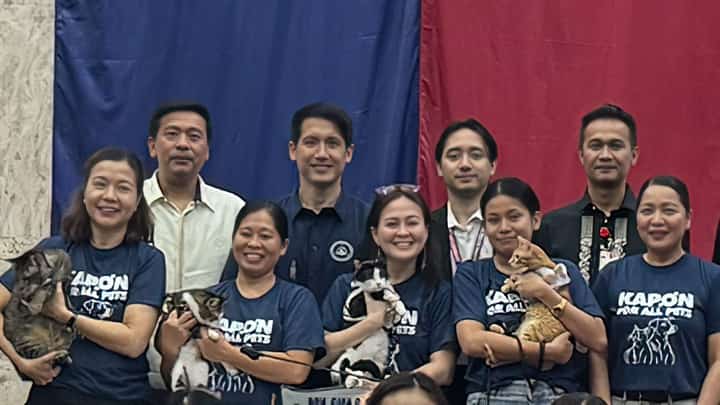 ANIMAL welfare advocates with principal authors of the ordinance standing From (left) Philippine Animal Welfare Society (PAWS) executive director Anna Cabrera; behind her in white barong Councilor Joseph Juico, Councilor Vito Generoso, QC Vice Mayor Gian Sotto and Dr. Henry Barbero, OIC of the QC Veterinary Office. Joining them are PAWS volunteers Ilyn Romez with cat Maggie; Ampon Alaga’s Martha Subido Herrera with rescued cat Zorro; PAWS volunteer Gian Villamayor with rescued cat and PAWS director Cristina Martinez.