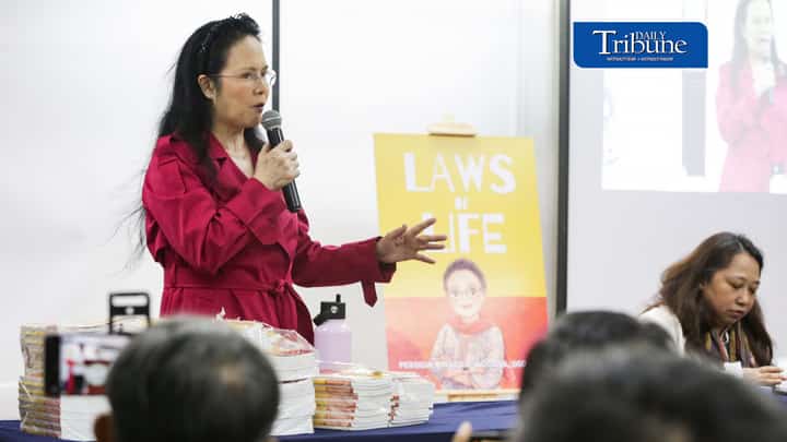 Members of the media queue for autographs from Public Attorney’s Office Chief Persida Rueda-Acosta as she gives away copies of her book, “Laws of Life,” during a medical mission at the PAO Main Office at the DOJ Agencies Building in Quezon City. They also avail themselves of free medical checkups and medicines as part of the PAO’s 54th anniversary celebration, which highlights its commitment to providing free legal assistance and counsel to indigent litigants across the country.