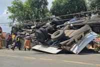 Three injured as delivery truck overturns in Benguet