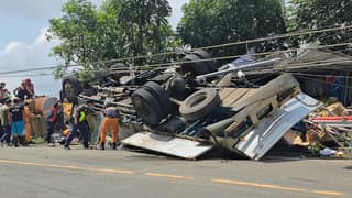 Three injured as delivery truck overturns in Benguet
