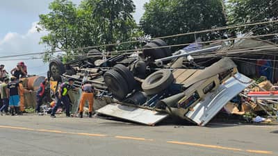 Three injured as delivery truck overturns in Benguet