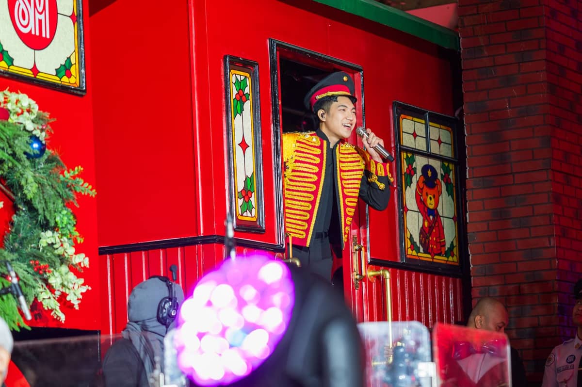 DARREN Espanto performs at the ceremony.