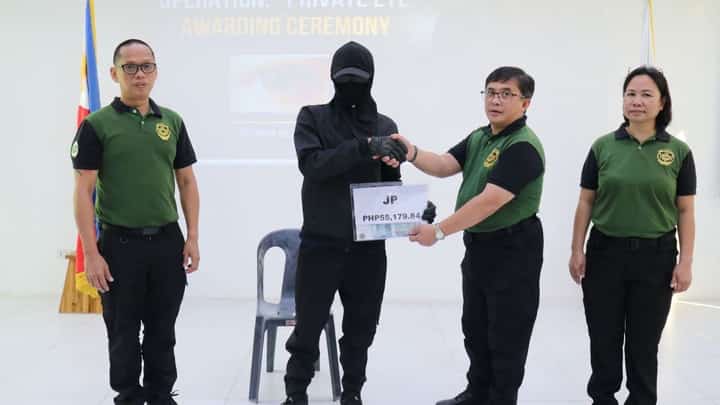 PDEA rewards informant P55,179 for tip leading to Pangasinan drug bust