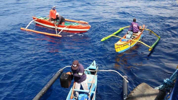 Gov't delivers fuel assistance to Filipino fishermen at Bajo de Masinloc