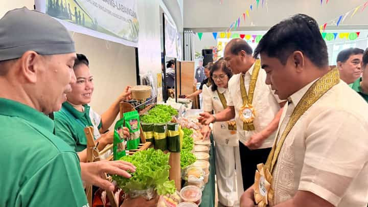 NIA CALABARZON Regional Director Roberto Dela Cruz examines farmers’ products during the EPAHP exhibit at Rizal Coliseum in Calamba City, Laguna, on 29 October 2026. The event featured fresh produce and local food products from 39 irrigators’ associations across the region.