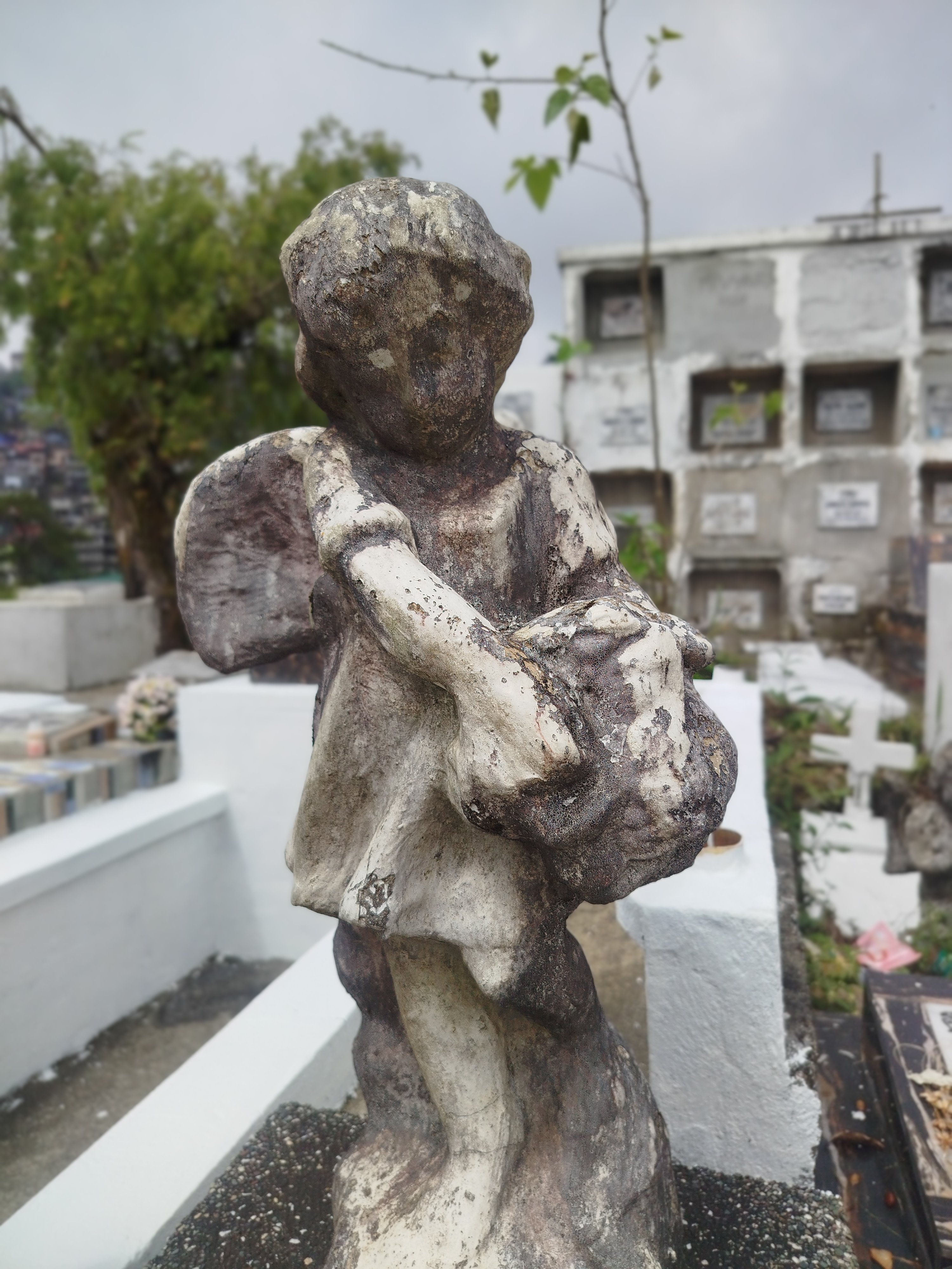 Of tombs and memories
