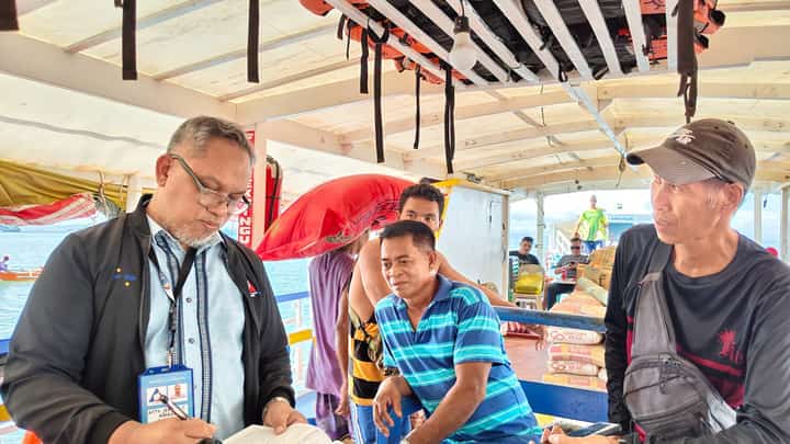 DOLE inspects Samar passenger boats ahead of Undas rush